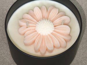 Bougie marguerite - monoï pêche